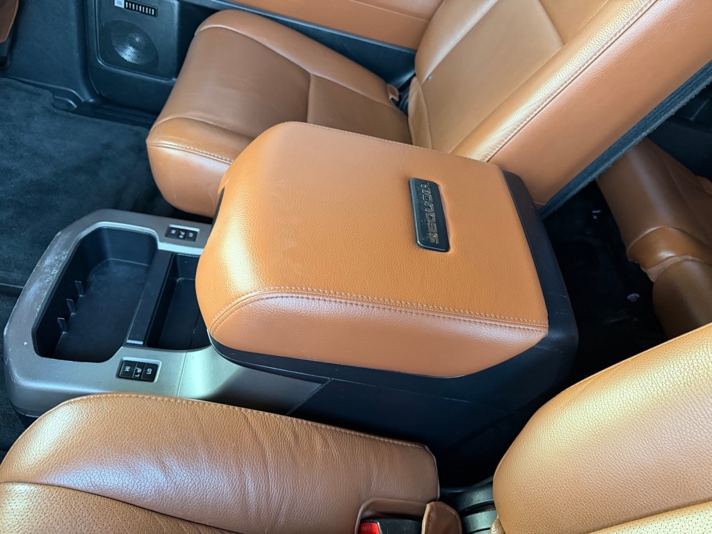 Toyota Sequoia Plantium 2WD 2011