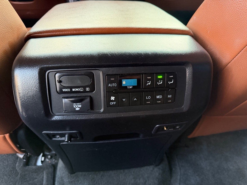 Toyota Sequoia Plantium 2WD 2011