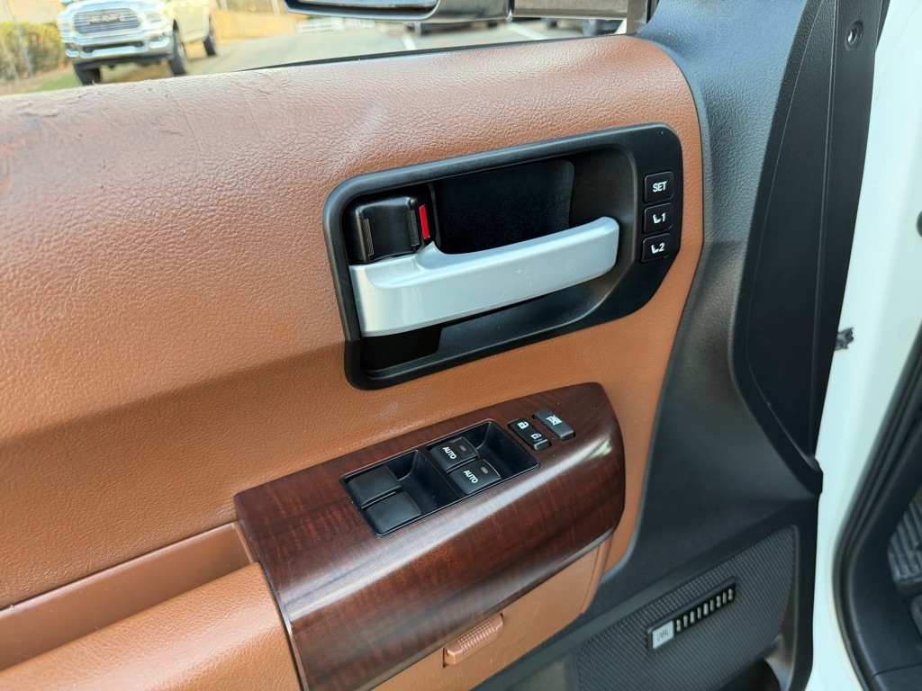 Toyota Sequoia Plantium 2WD 2011