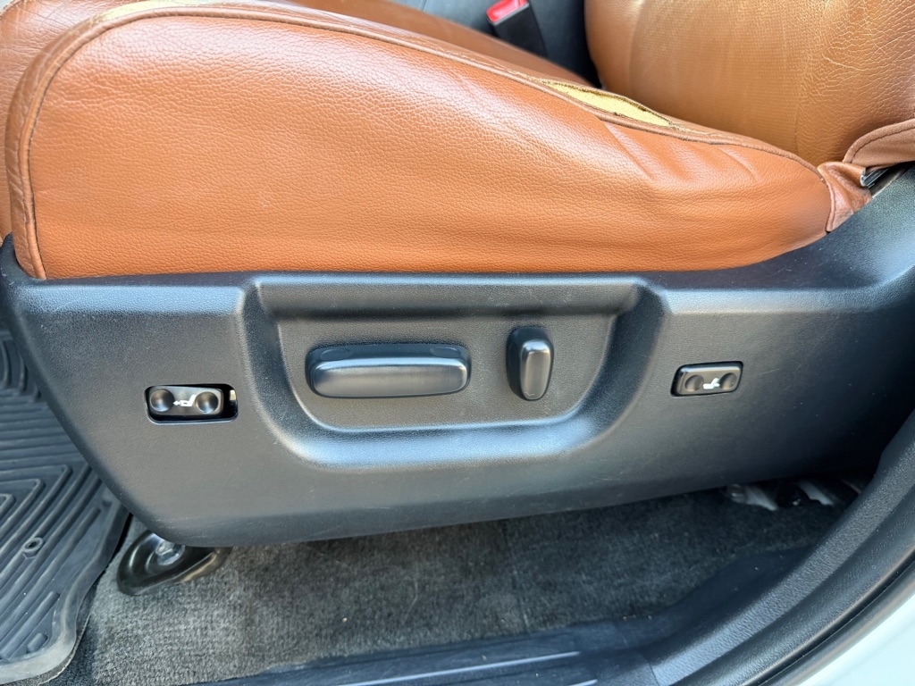 Toyota Sequoia Plantium 2WD 2011