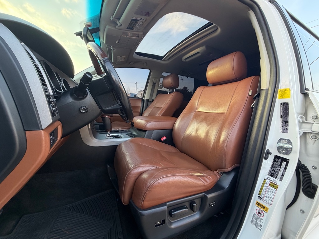 Toyota Sequoia Plantium 2WD 2011