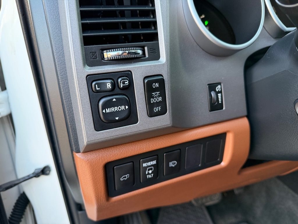 Toyota Sequoia Plantium 2WD 2011