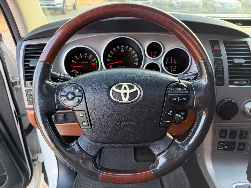 Toyota Sequoia Plantium 2WD 2011