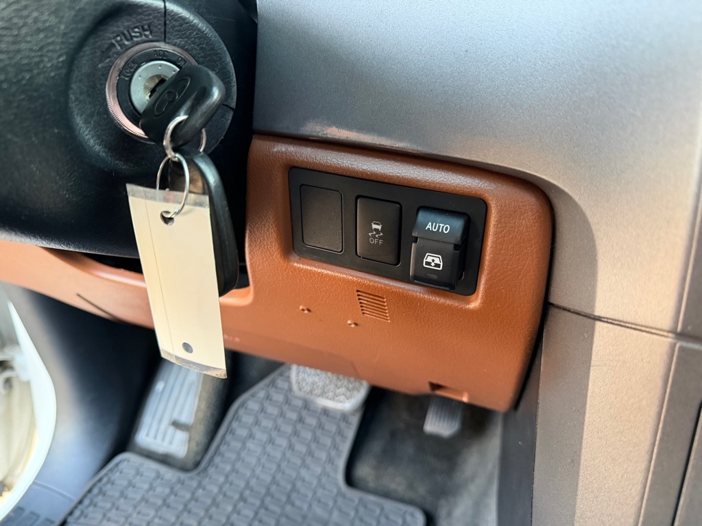 Toyota Sequoia Plantium 2WD 2011