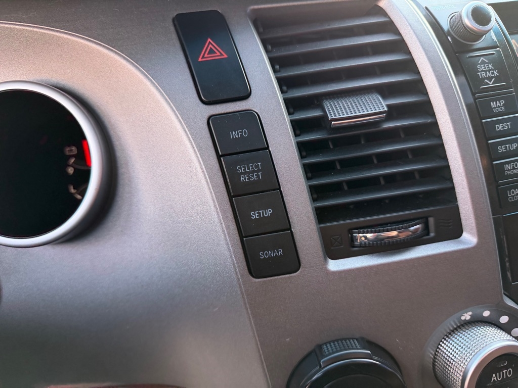 Toyota Sequoia Plantium 2WD 2011