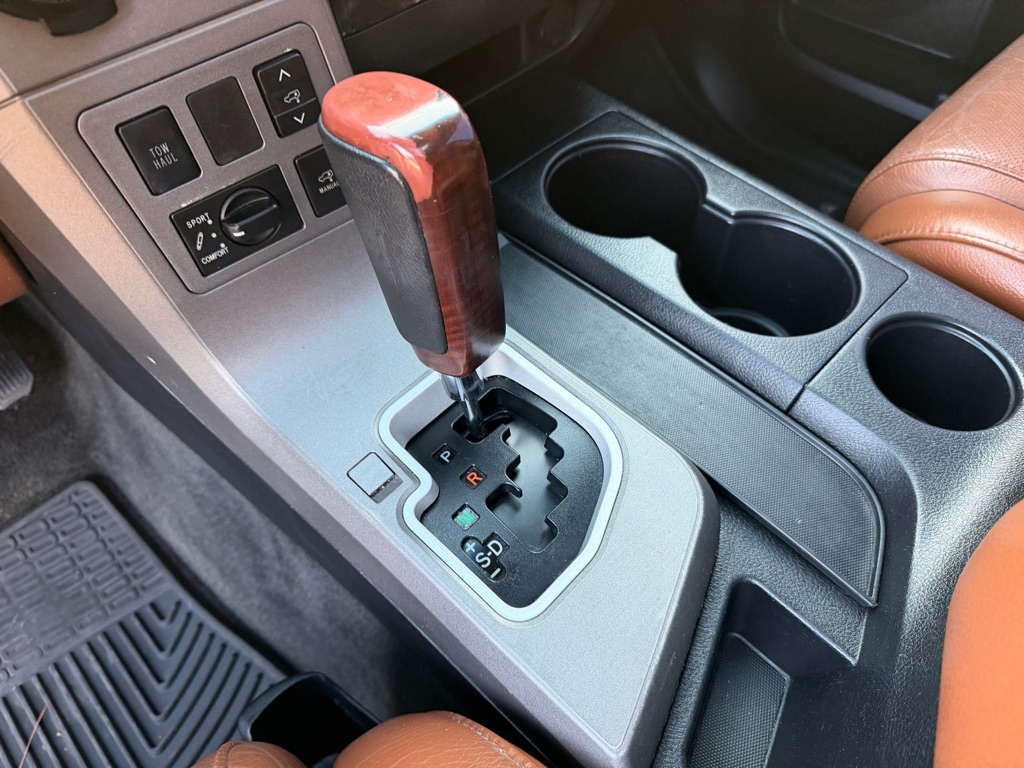 Toyota Sequoia Plantium 2WD 2011