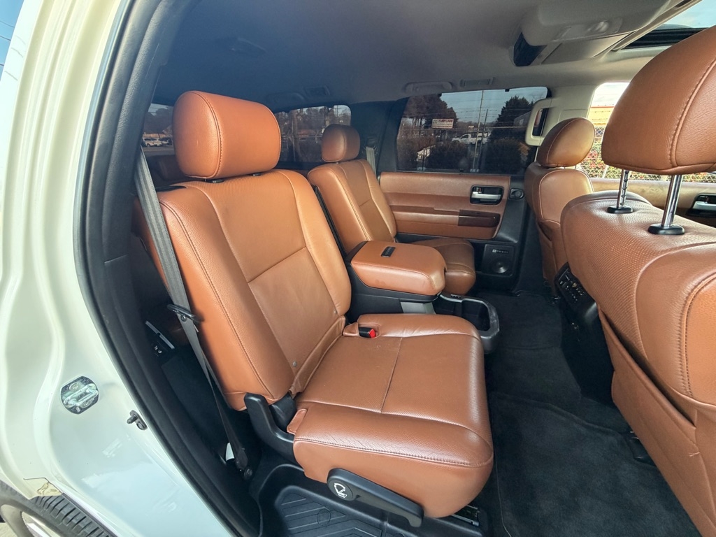 Toyota Sequoia Plantium 2WD 2011