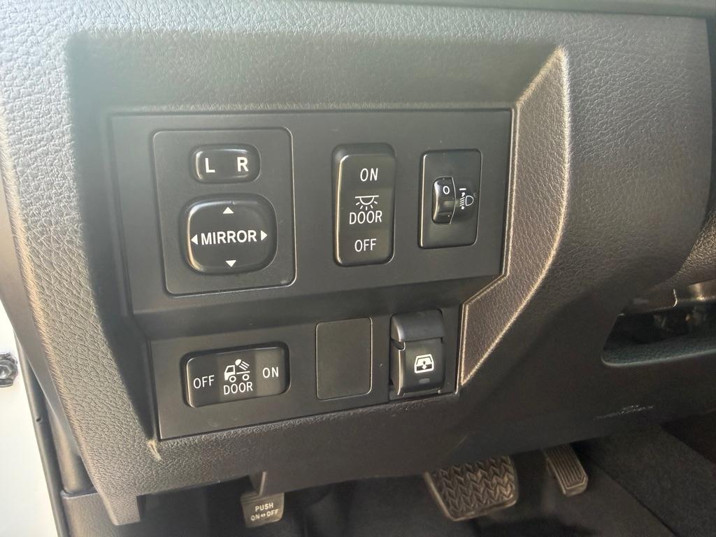 Toyota Tundra SR5 5.7L V8 FFV CrewMax 4WD 2016