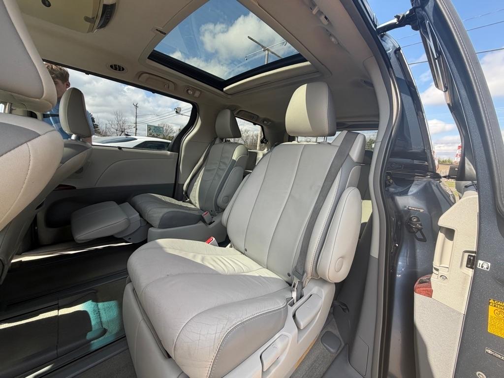 Toyota Sienna XLE FWD 8-Passenger V6 2014