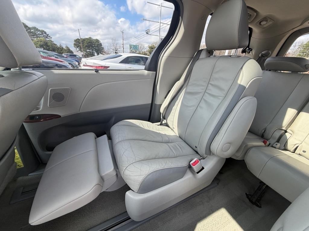 Toyota Sienna XLE FWD 8-Passenger V6 2014