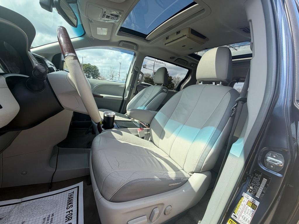 Toyota Sienna XLE FWD 8-Passenger V6 2014