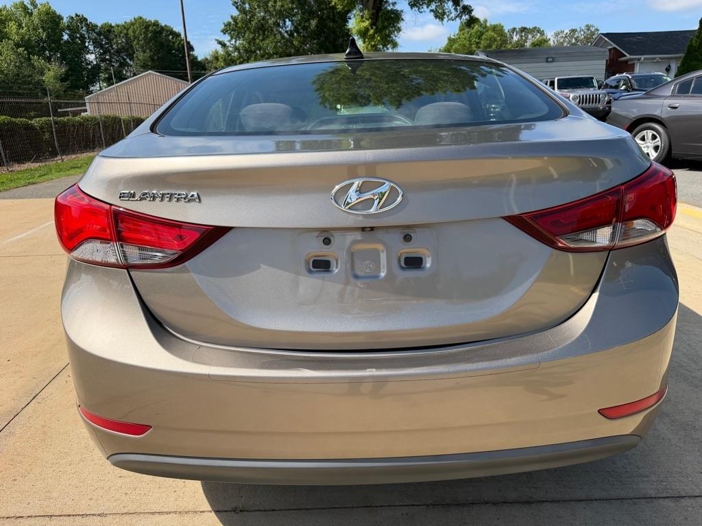 Hyundai Elantra SE 6AT 2016
