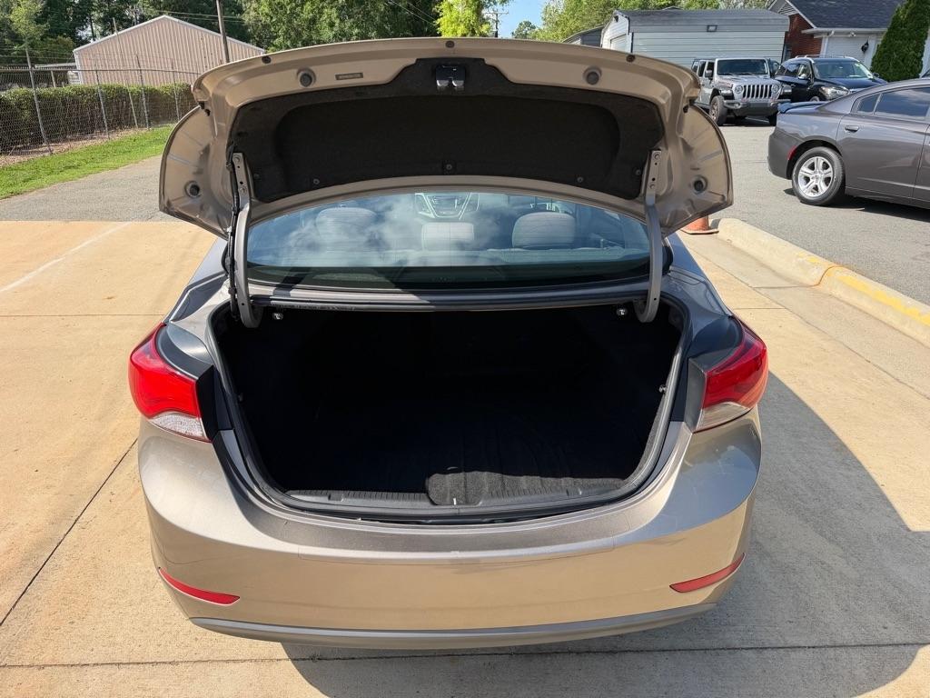 Hyundai Elantra SE 6AT 2016