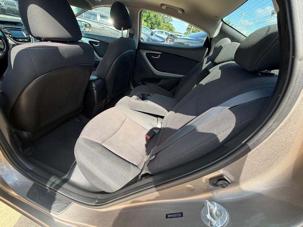 Hyundai Elantra SE 6AT 2016