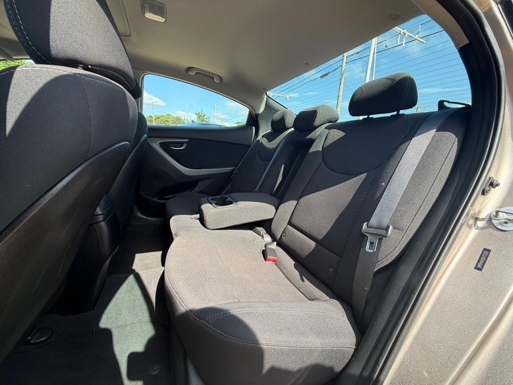 Hyundai Elantra SE 6AT 2016