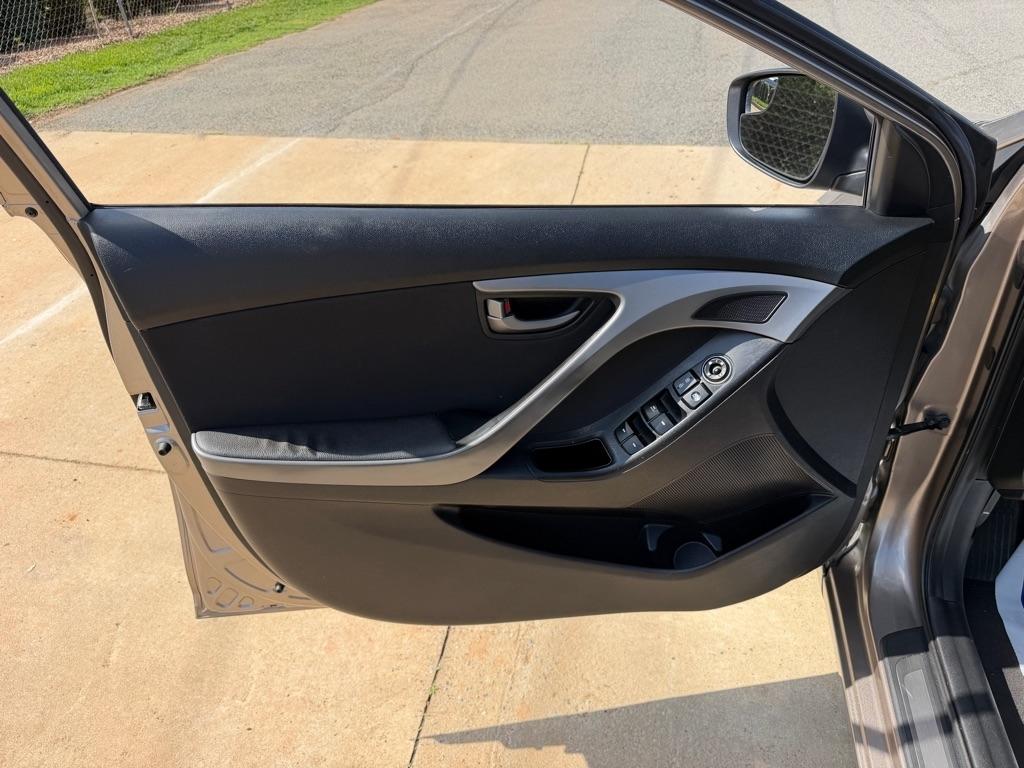 Hyundai Elantra SE 6AT 2016