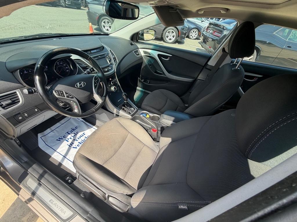 Hyundai Elantra SE 6AT 2016