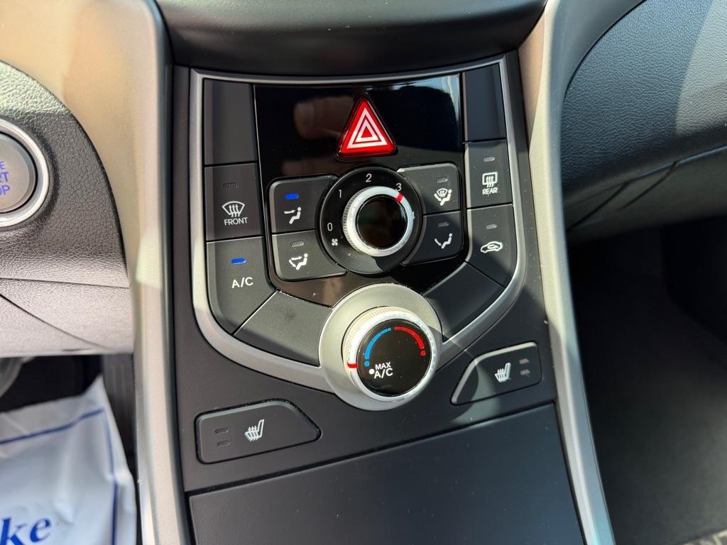 Hyundai Elantra SE 6AT 2016