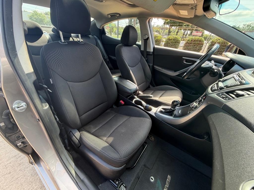 Hyundai Elantra SE 6AT 2016