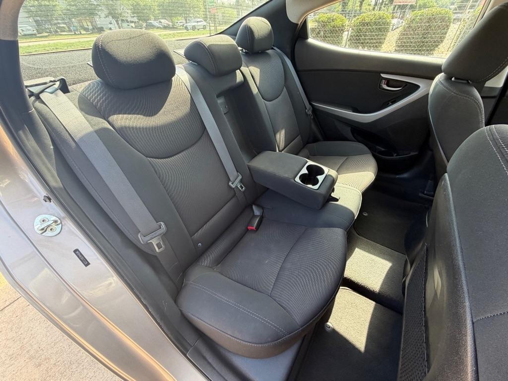 Hyundai Elantra SE 6AT 2016