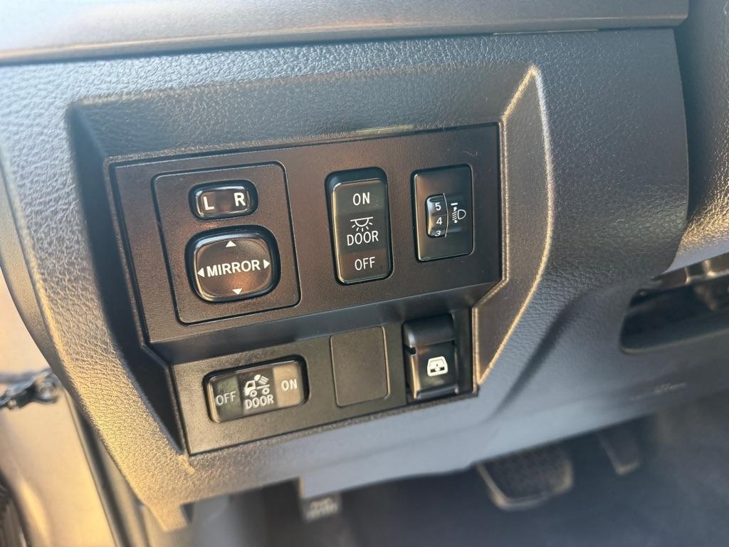 Toyota Tundra SR5 5.7L V8 FFV CrewMax 4WD 2017