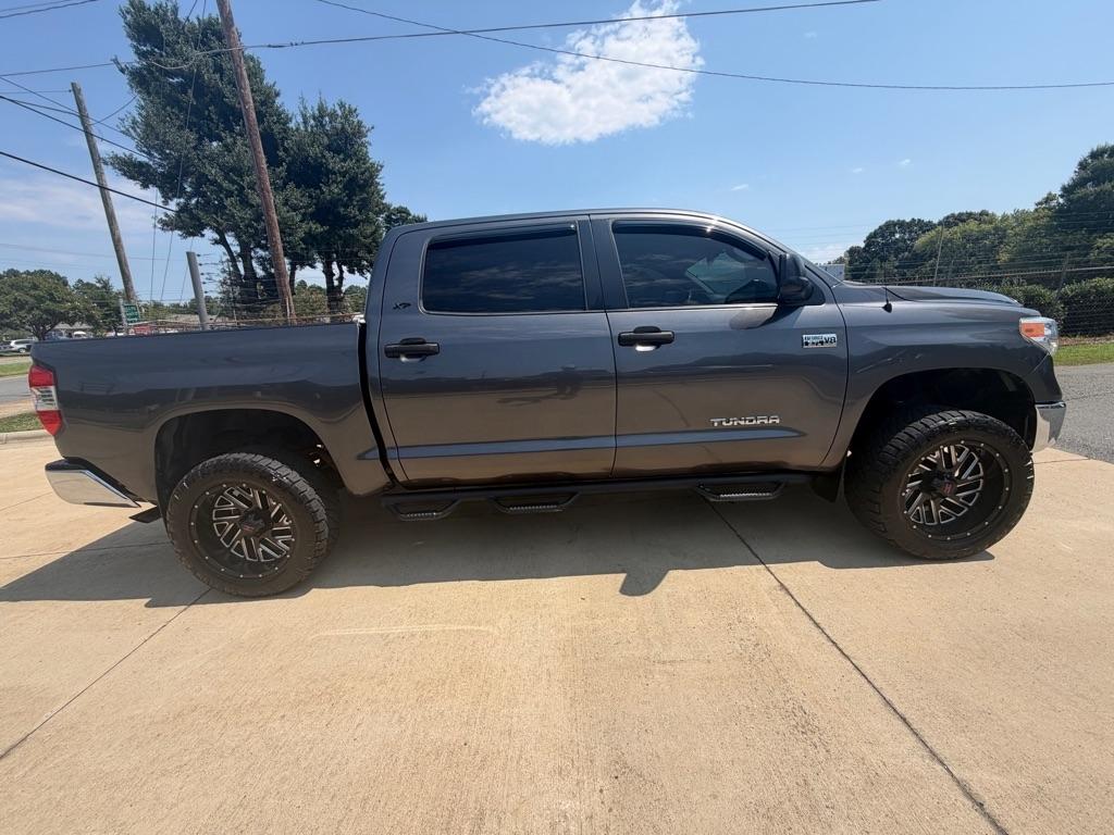 Toyota Tundra SR5 5.7L V8 FFV CrewMax 4WD 2017