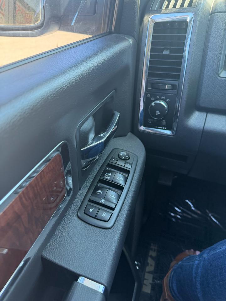 RAM 1500 Laramie Crew Cab 4WD 2012