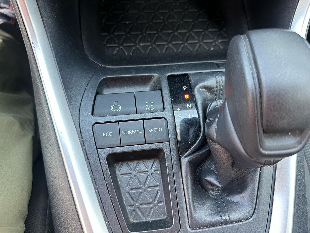 Toyota RAV4 LE FWD (Natl) 2019