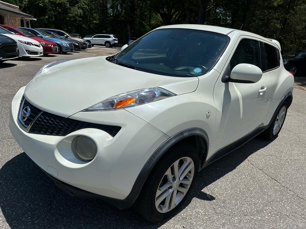 2011 Nissan Juke SV FWD MT's photo