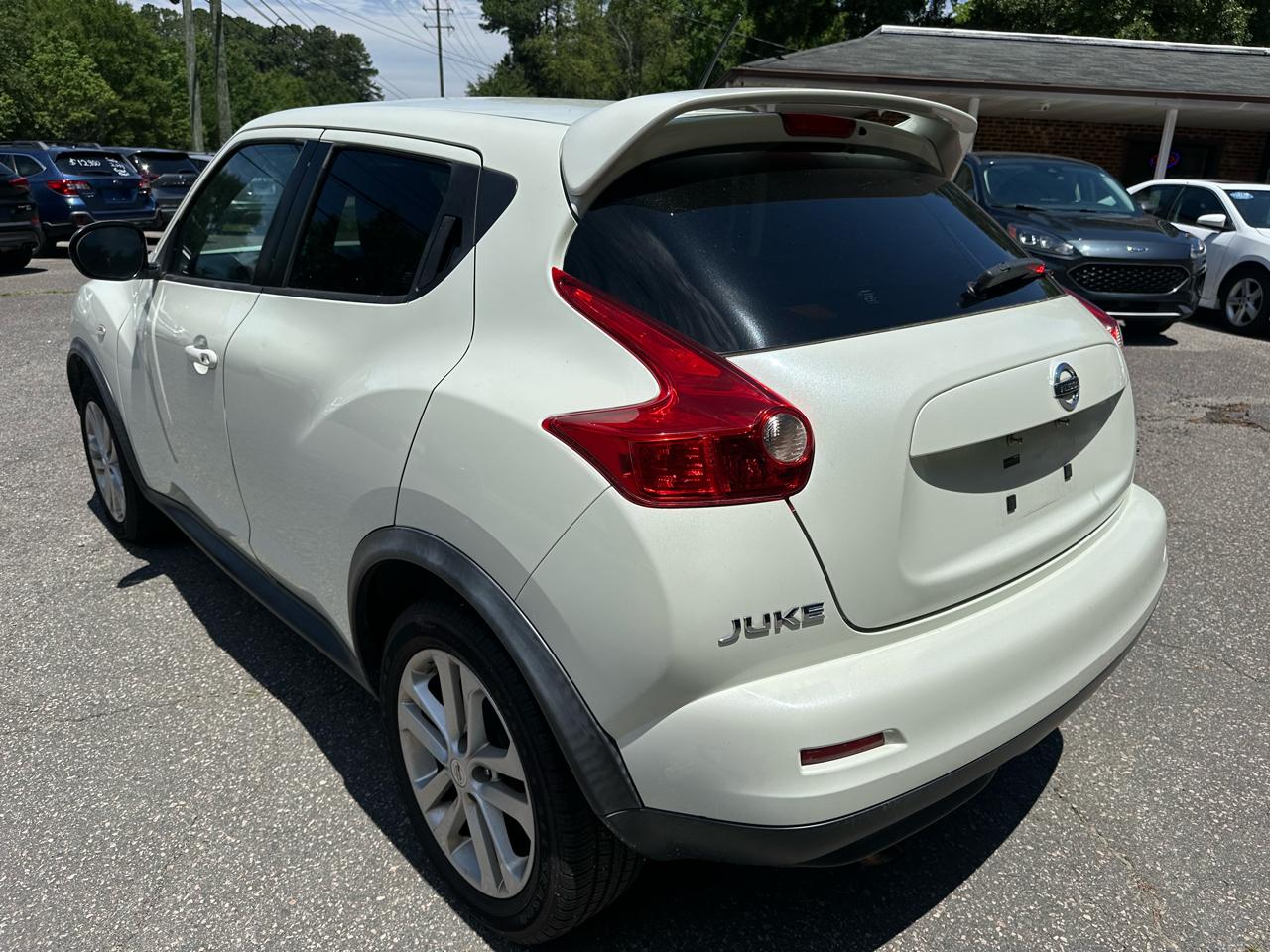 Nissan Juke 5dr Wgn I4 Manual SV FWD 2011
