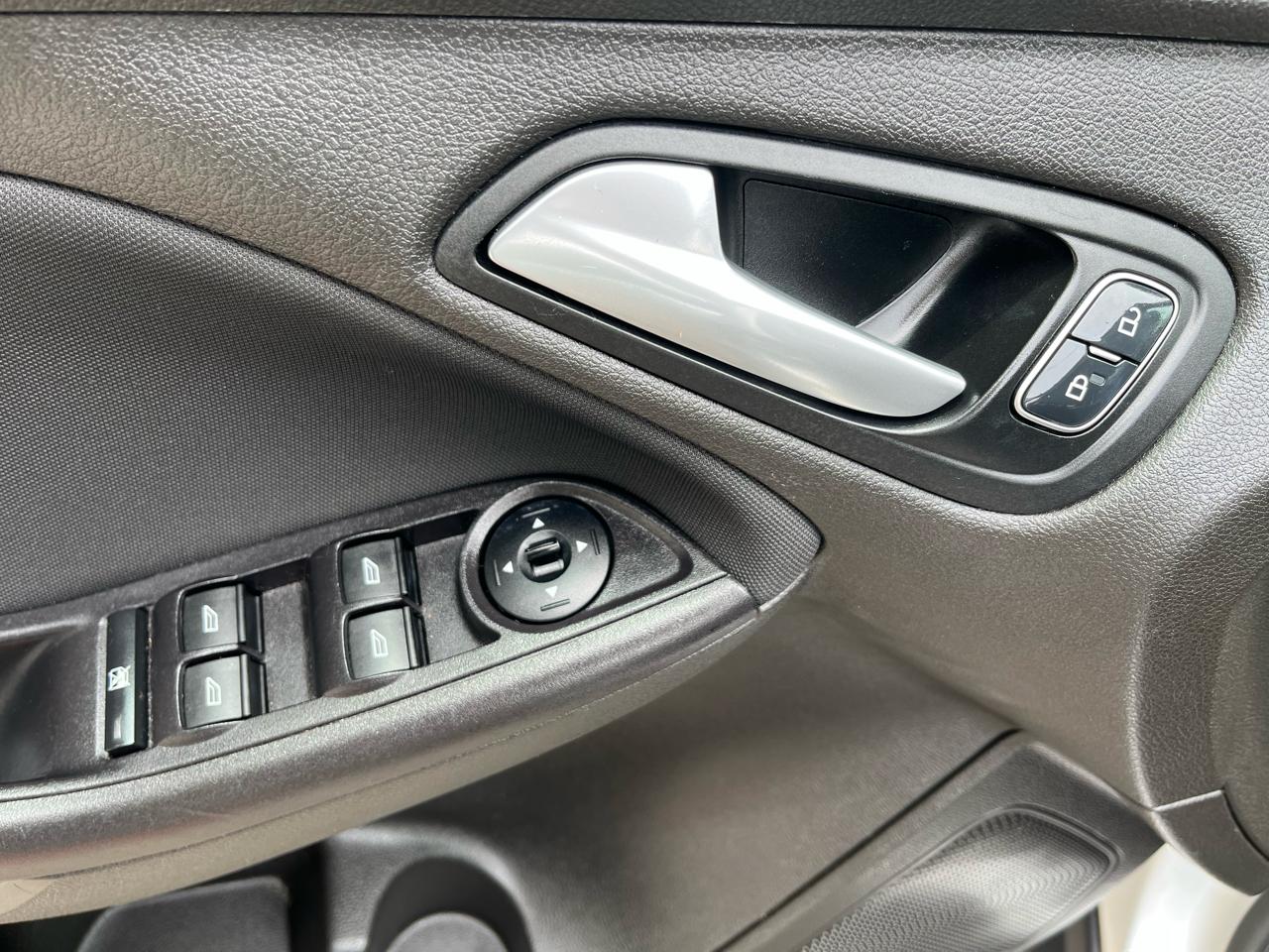 Ford Focus SE Sedan 2016