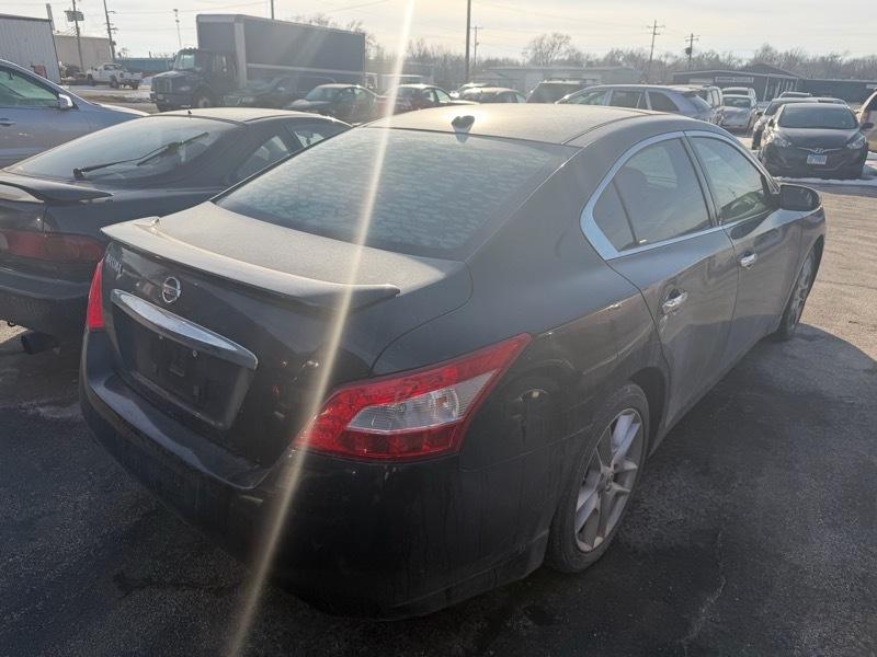 Nissan Maxima  2010