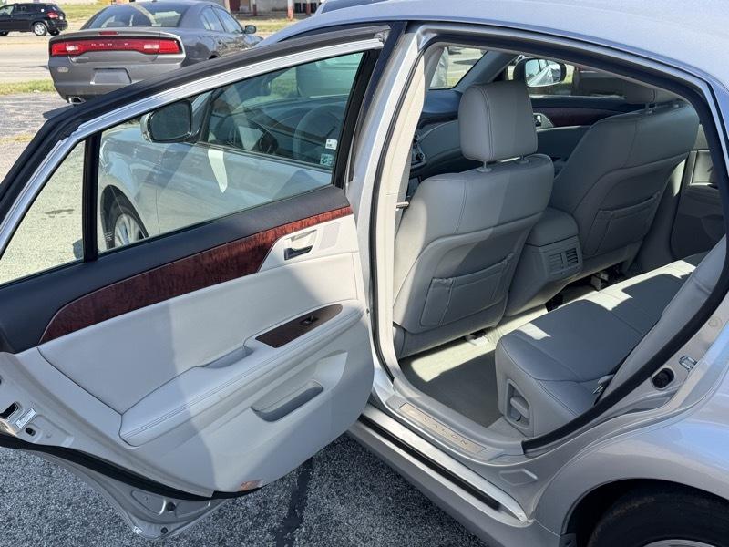 Toyota Avalon  2012