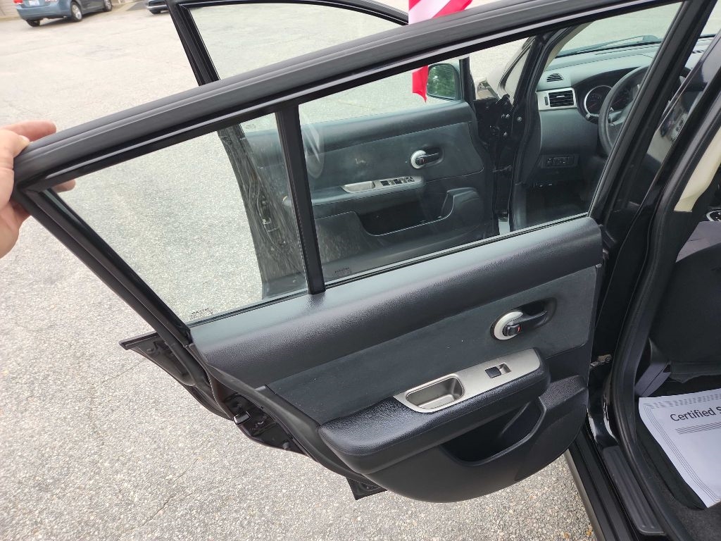 Nissan Versa 5dr HB I4 Auto 1.8 S 2010