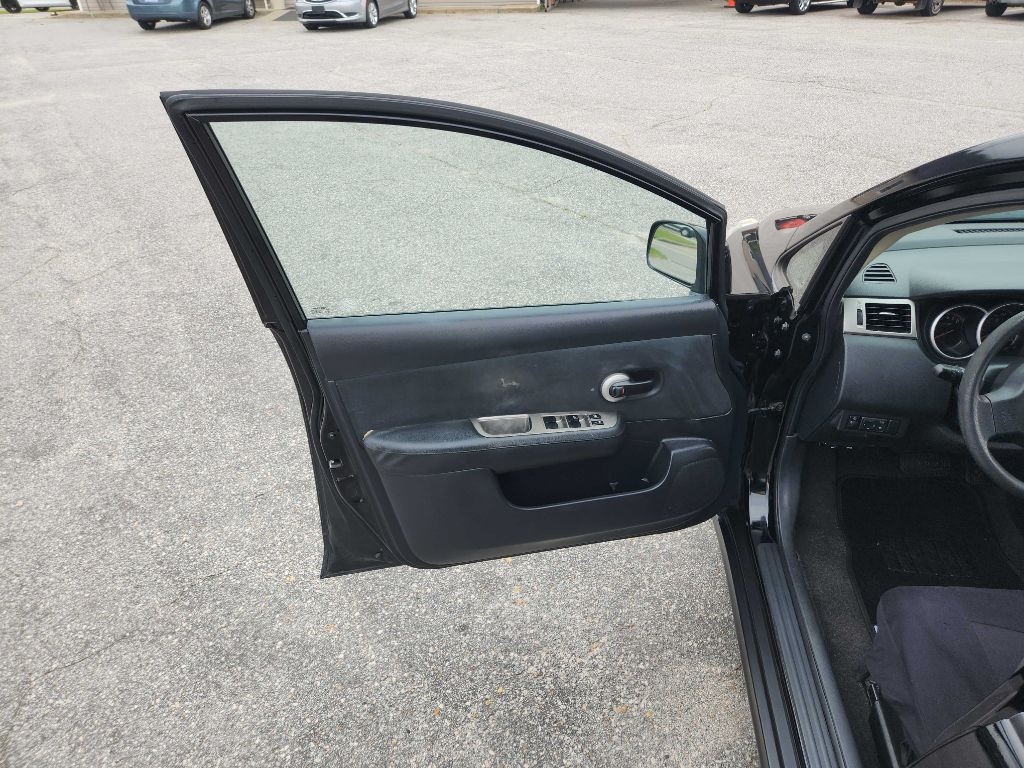 Nissan Versa 5dr HB I4 Auto 1.8 S 2010