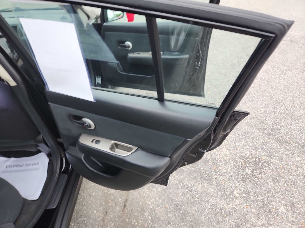 Nissan Versa 5dr HB I4 Auto 1.8 S 2010