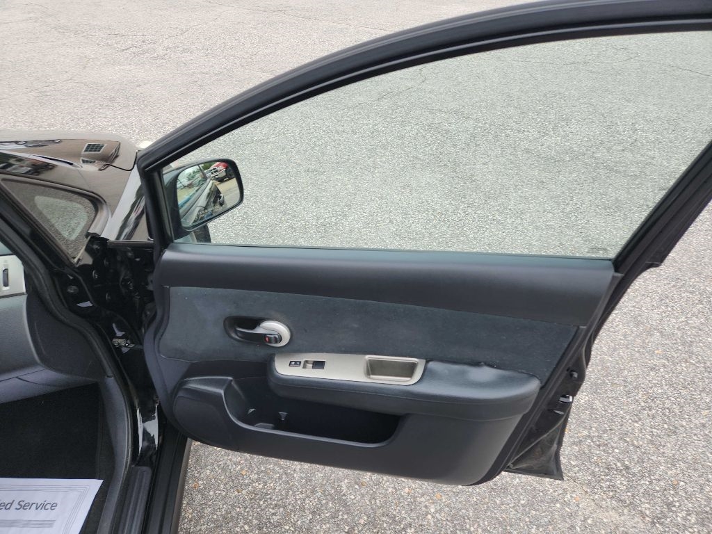 Nissan Versa 5dr HB I4 Auto 1.8 S 2010