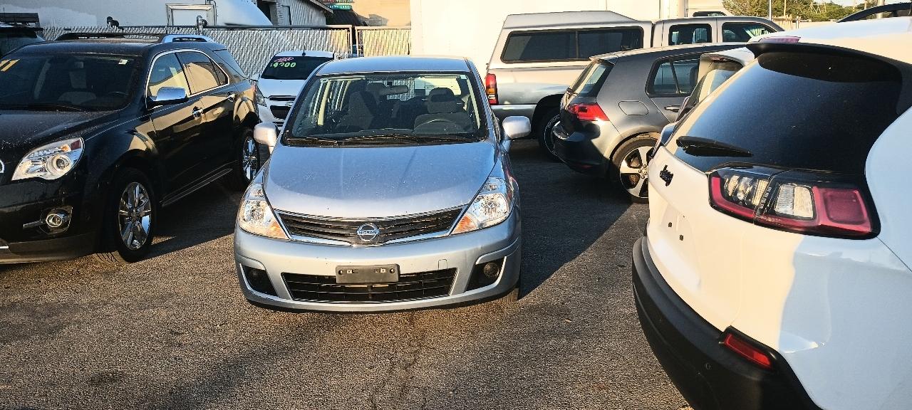 Nissan Versa 1.8 SL Hatchback 2012