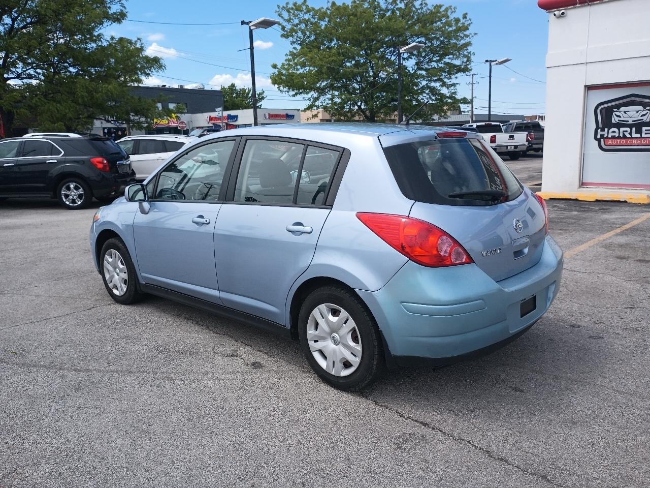 Nissan Versa 1.8 SL Hatchback 2012