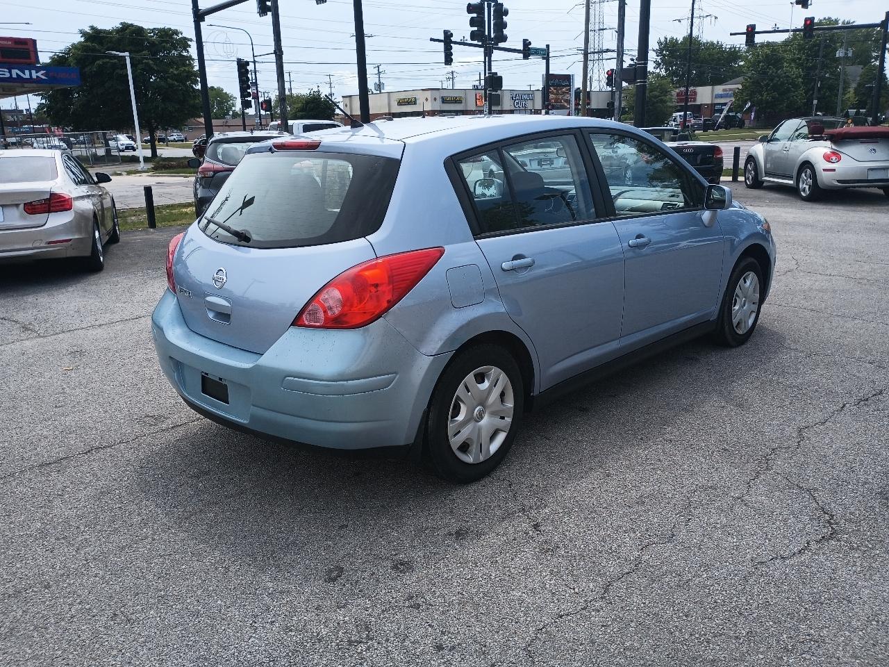 Nissan Versa 1.8 SL Hatchback 2012