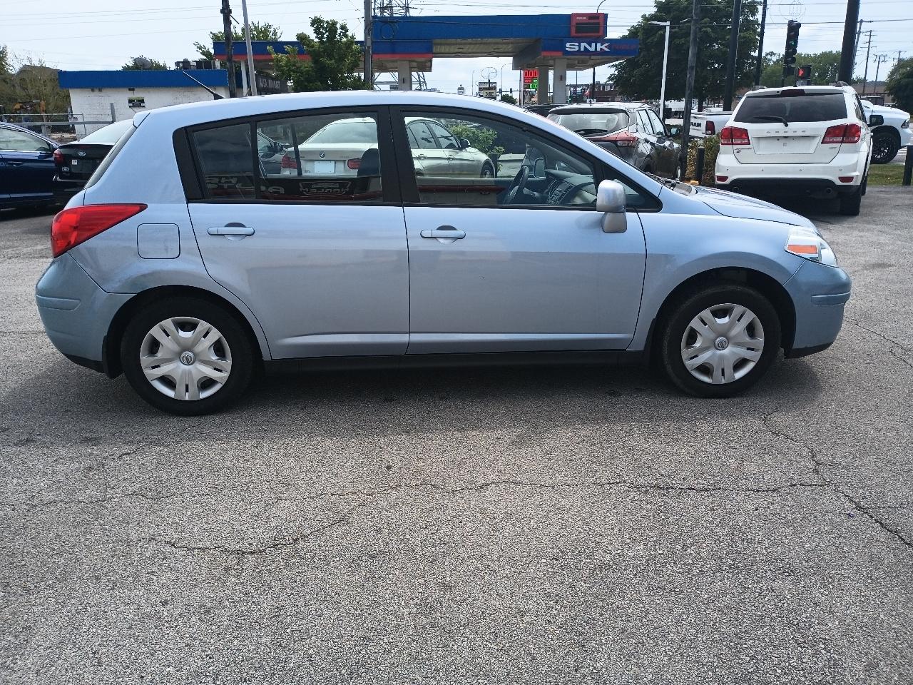 Nissan Versa 1.8 SL Hatchback 2012