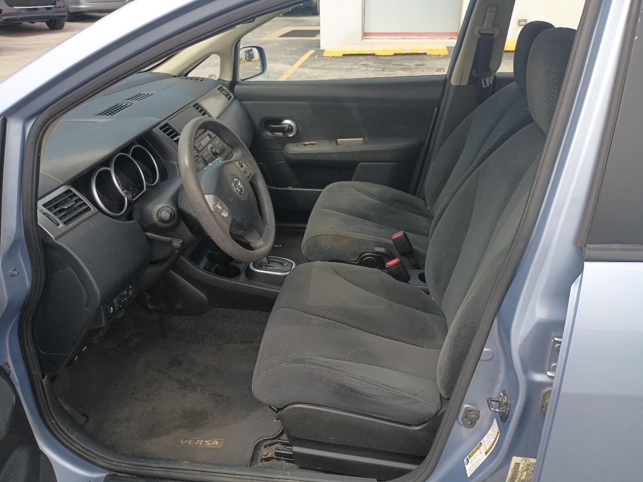 Nissan Versa 1.8 SL Hatchback 2012