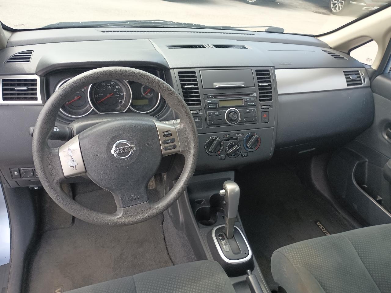 Nissan Versa 1.8 SL Hatchback 2012