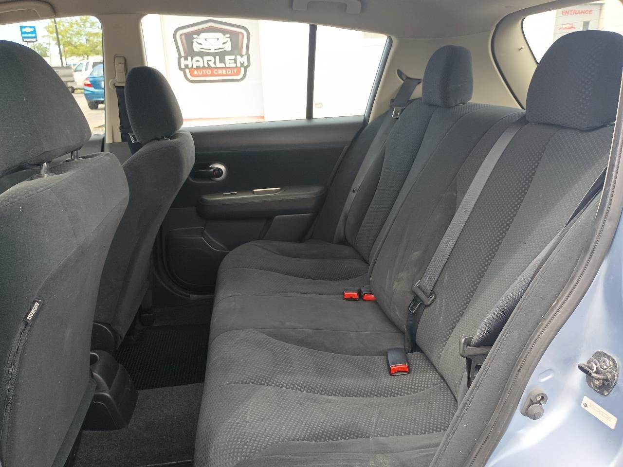 Nissan Versa 1.8 SL Hatchback 2012