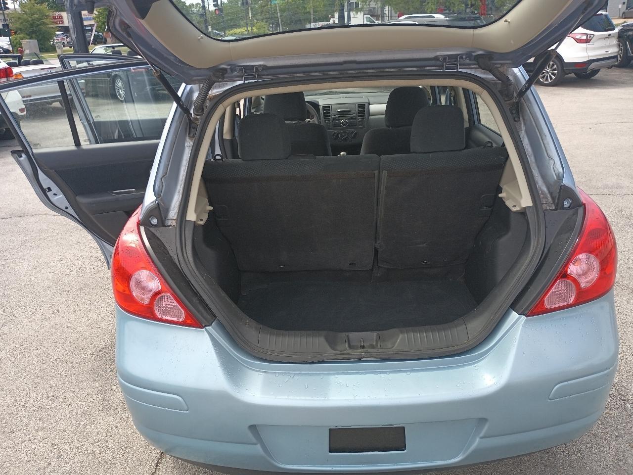 Nissan Versa 1.8 SL Hatchback 2012
