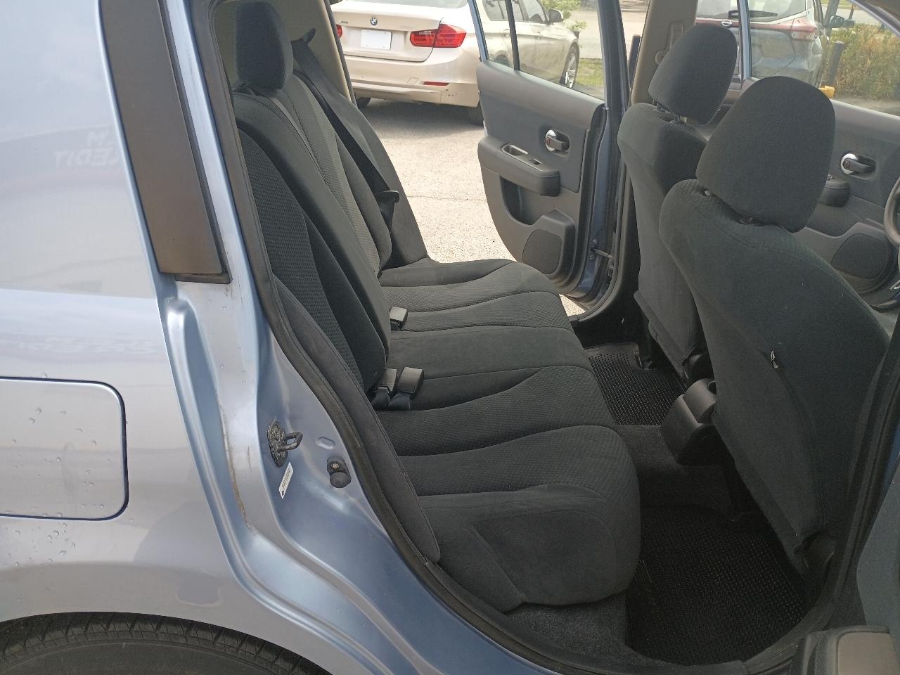 Nissan Versa 1.8 SL Hatchback 2012