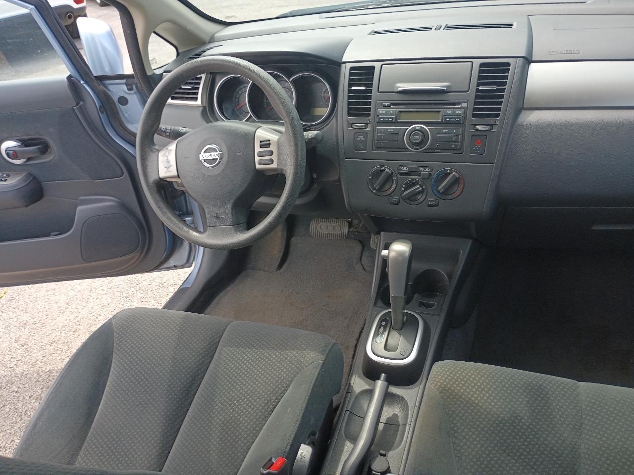 Nissan Versa 1.8 SL Hatchback 2012