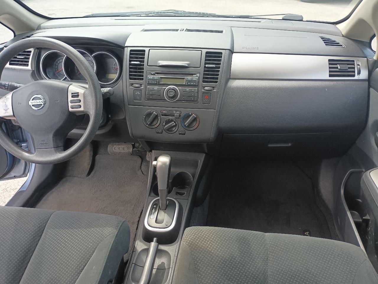 Nissan Versa 1.8 SL Hatchback 2012