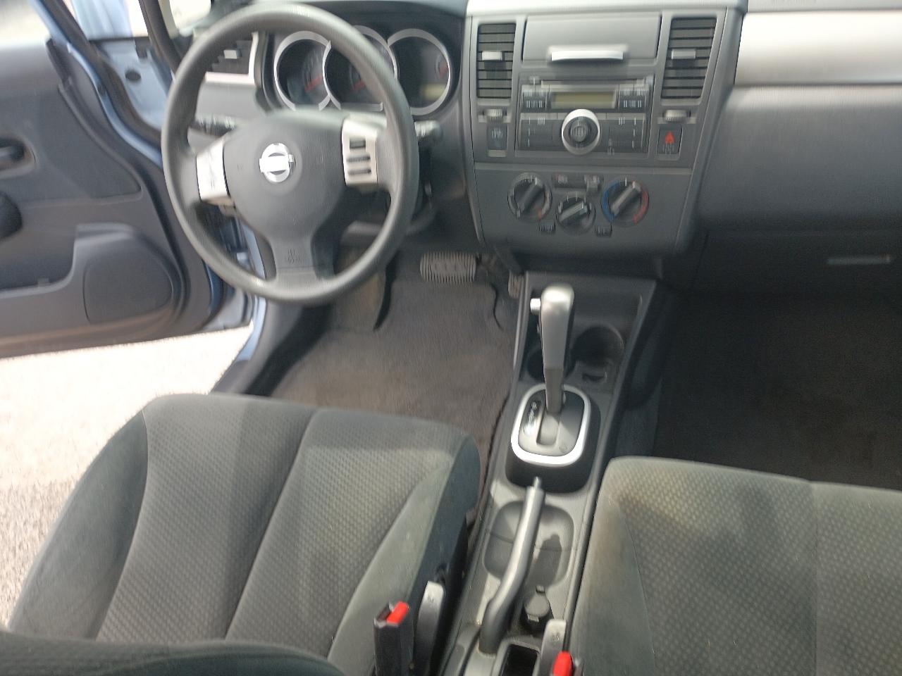 Nissan Versa 1.8 SL Hatchback 2012