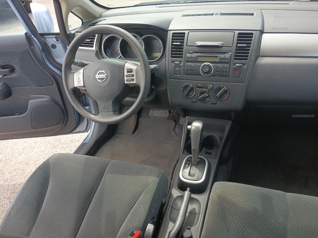 Nissan Versa 1.8 SL Hatchback 2012